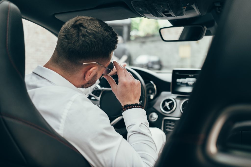 Chauffeur VTC à Toulouse assis au volant, prêt à assurer un service sur mesure